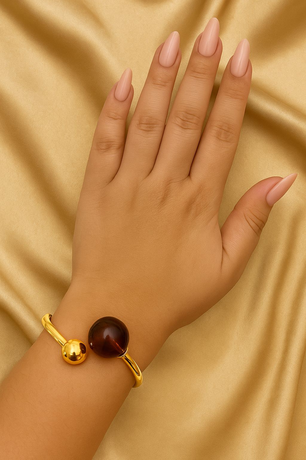 BRACELETE DOURADO COM ESFERA MARROM - Imagem 2