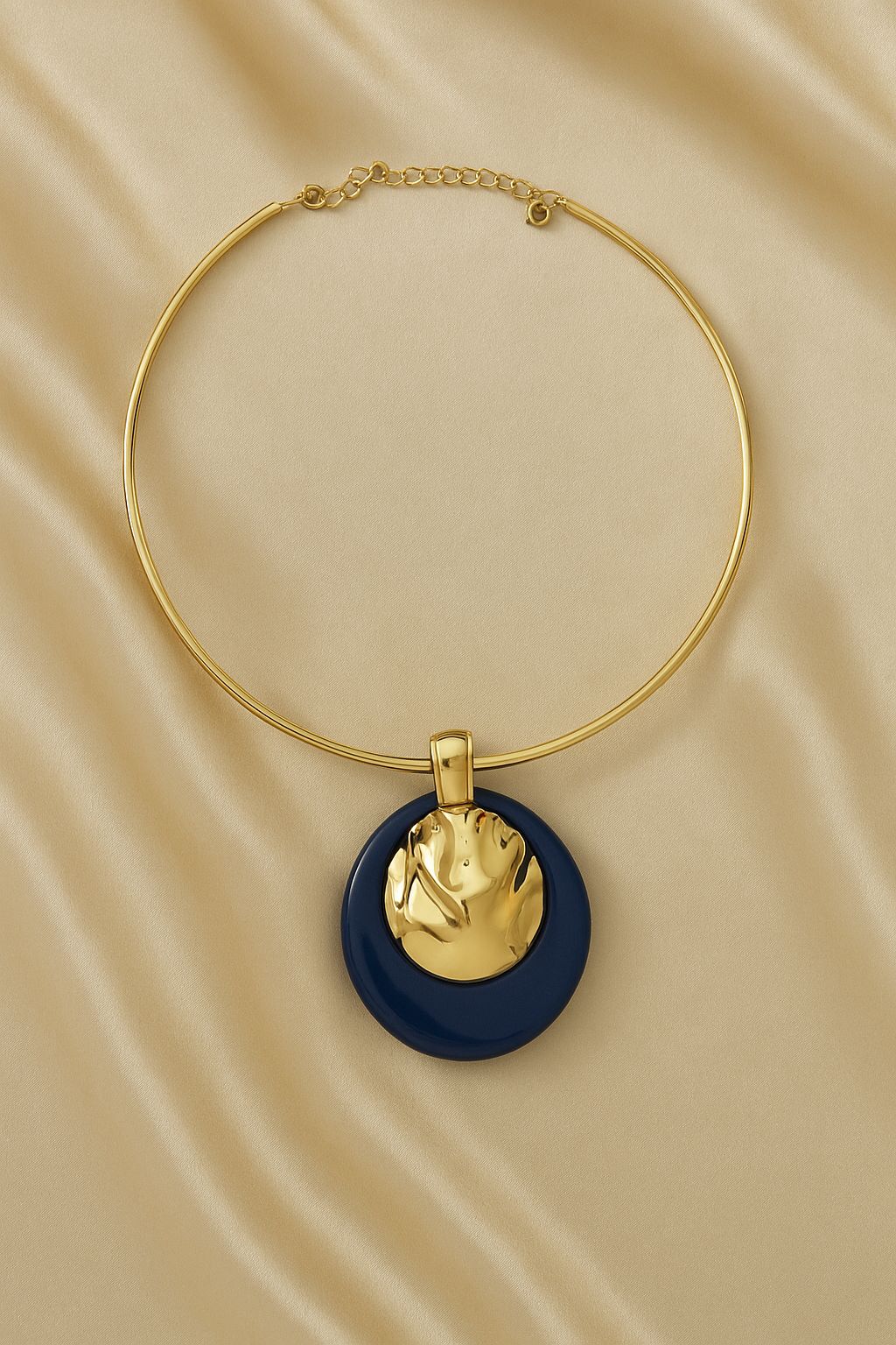 CHOKER DOURADA COM PINGENTE CIRCULAR AZUL