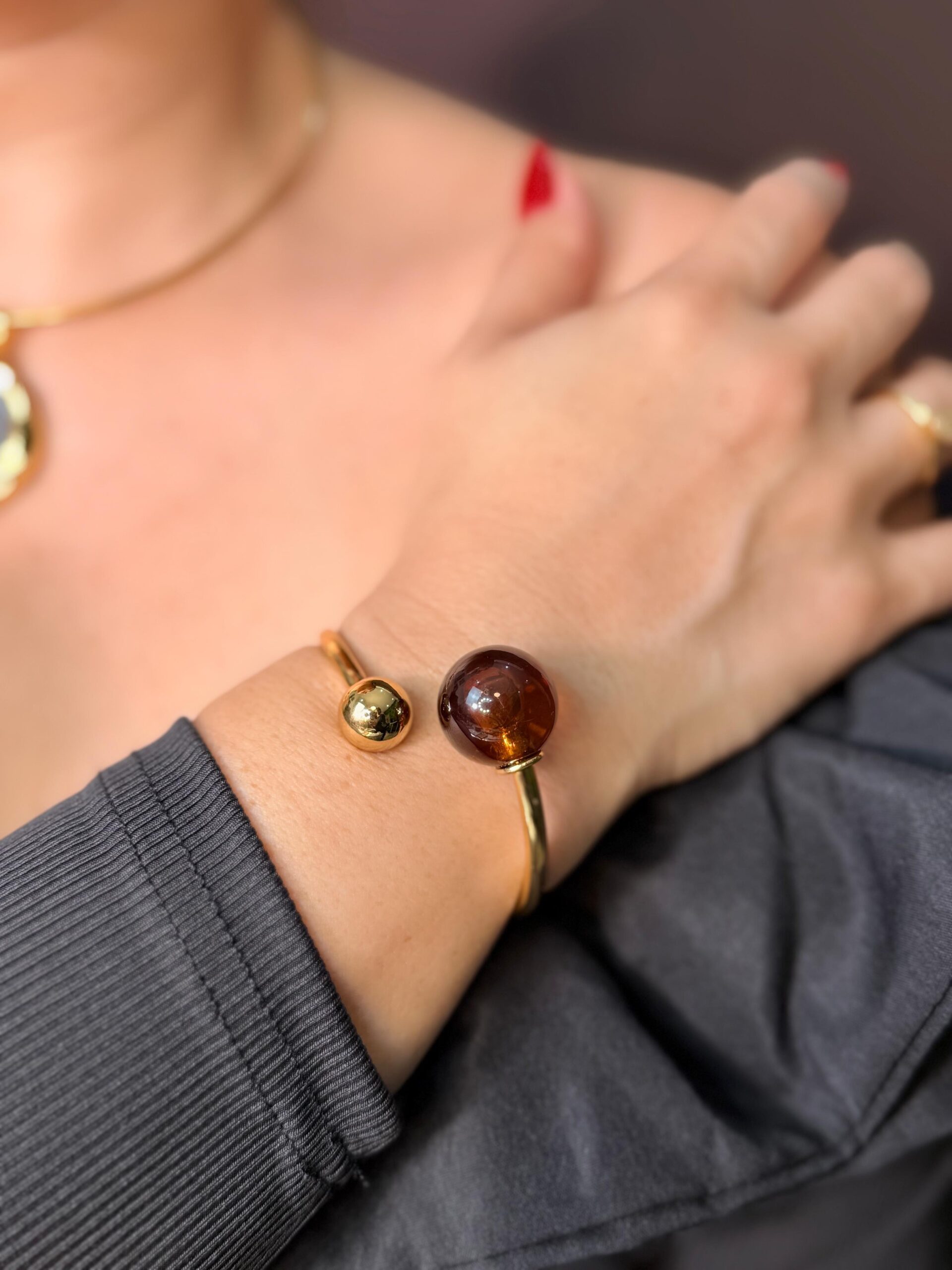 BRACELETE DOURADO COM ESFERA MARROM