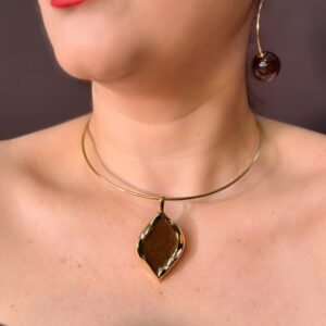 CHOKER COLAR ARO FINO COM PINGENTE EM RESINA MÁRMORE MARROM
