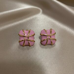 BRINCO ESMALTADO QUADRADO PINK GOLD