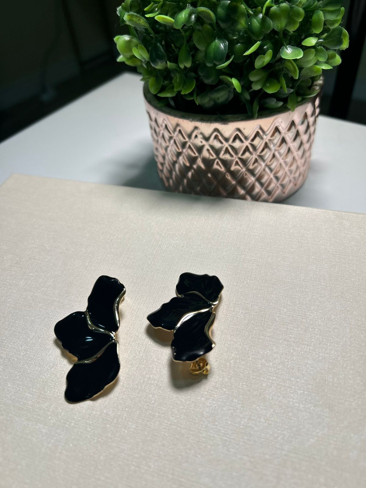 BRINCO MEIA ASA PRETA ESMALTADO BANHADO A OURO 18K - Imagem 2