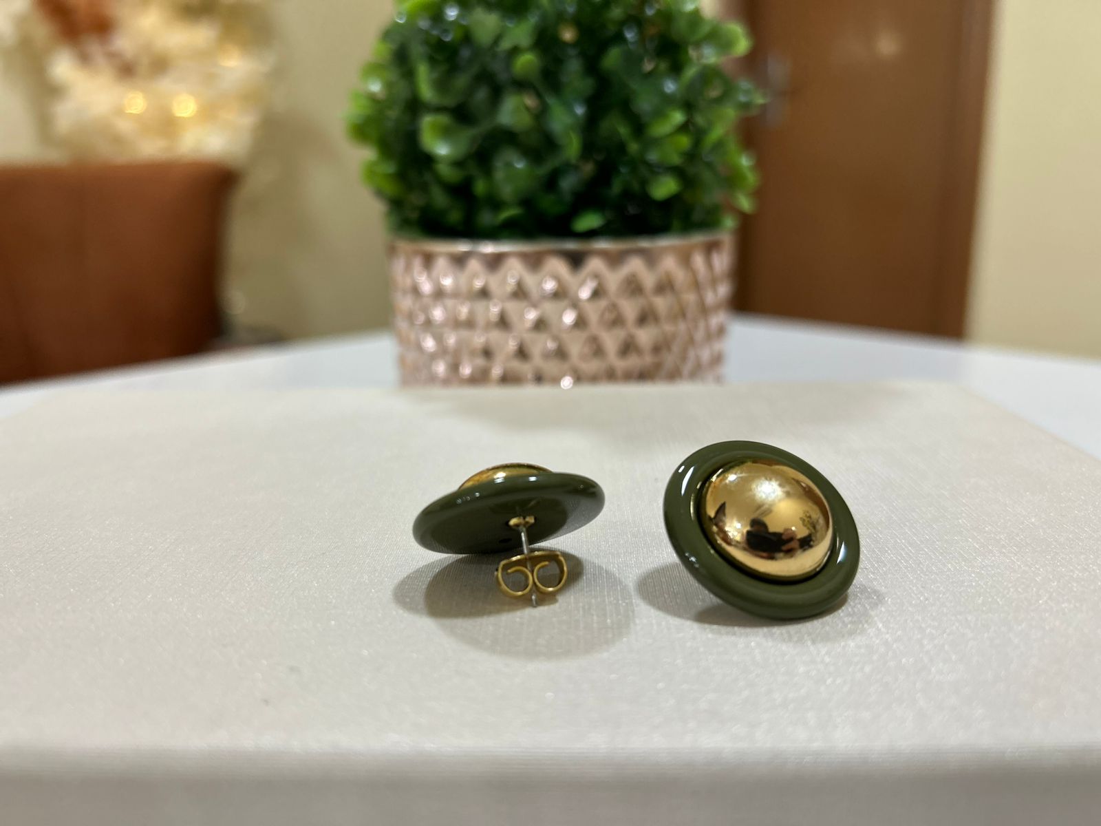 BRINCO BOTÃO VERDE MILITAR BANHADO A OURO 18K - Imagem 2