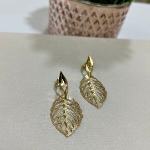 BRINCO FOLHA VAZADO BANHADO A OURO 18K