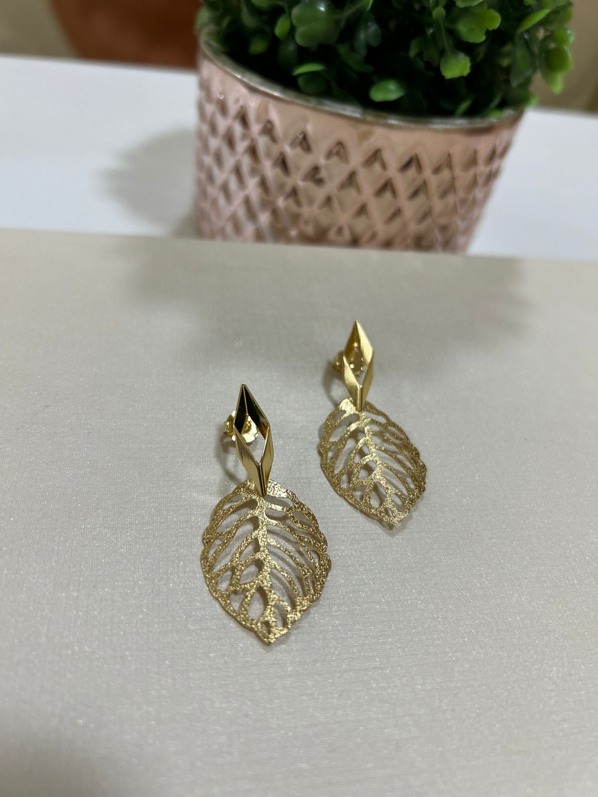 BRINCO FOLHA VAZADO BANHADO A OURO 18K