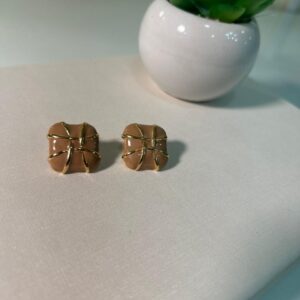 BRINCO QUADRADO MARROM GOLD