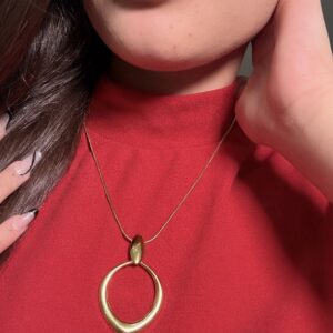 COLAR LONGO DE GOTA VAZADA – AÇO DOURADO