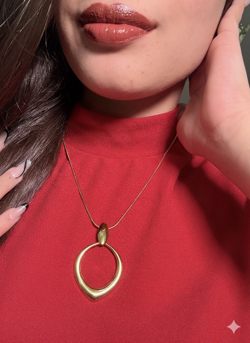 COLAR LONGO DE GOTA VAZADA – AÇO DOURADO