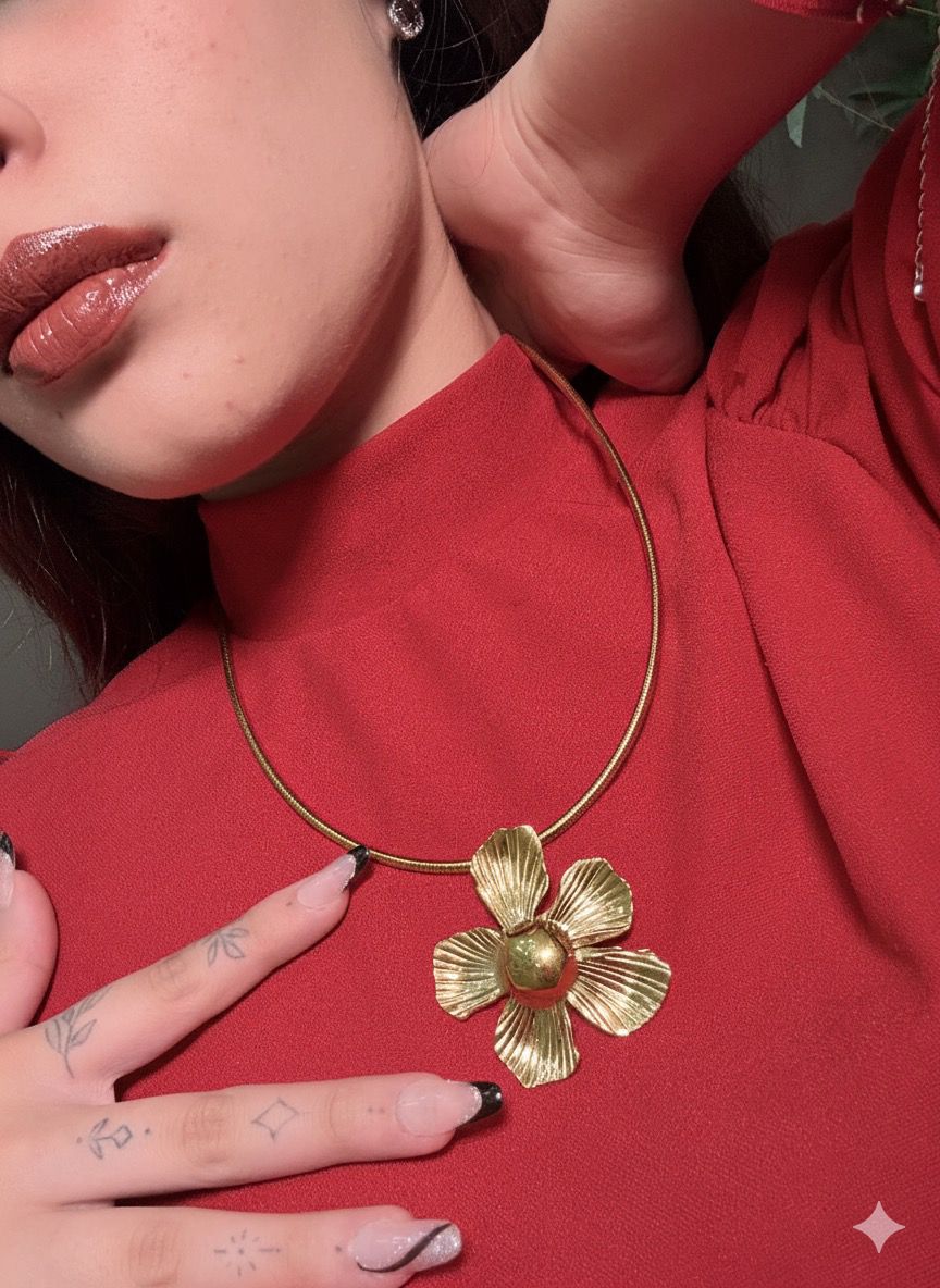 COLAR FLORAL – AÇO DOURADO