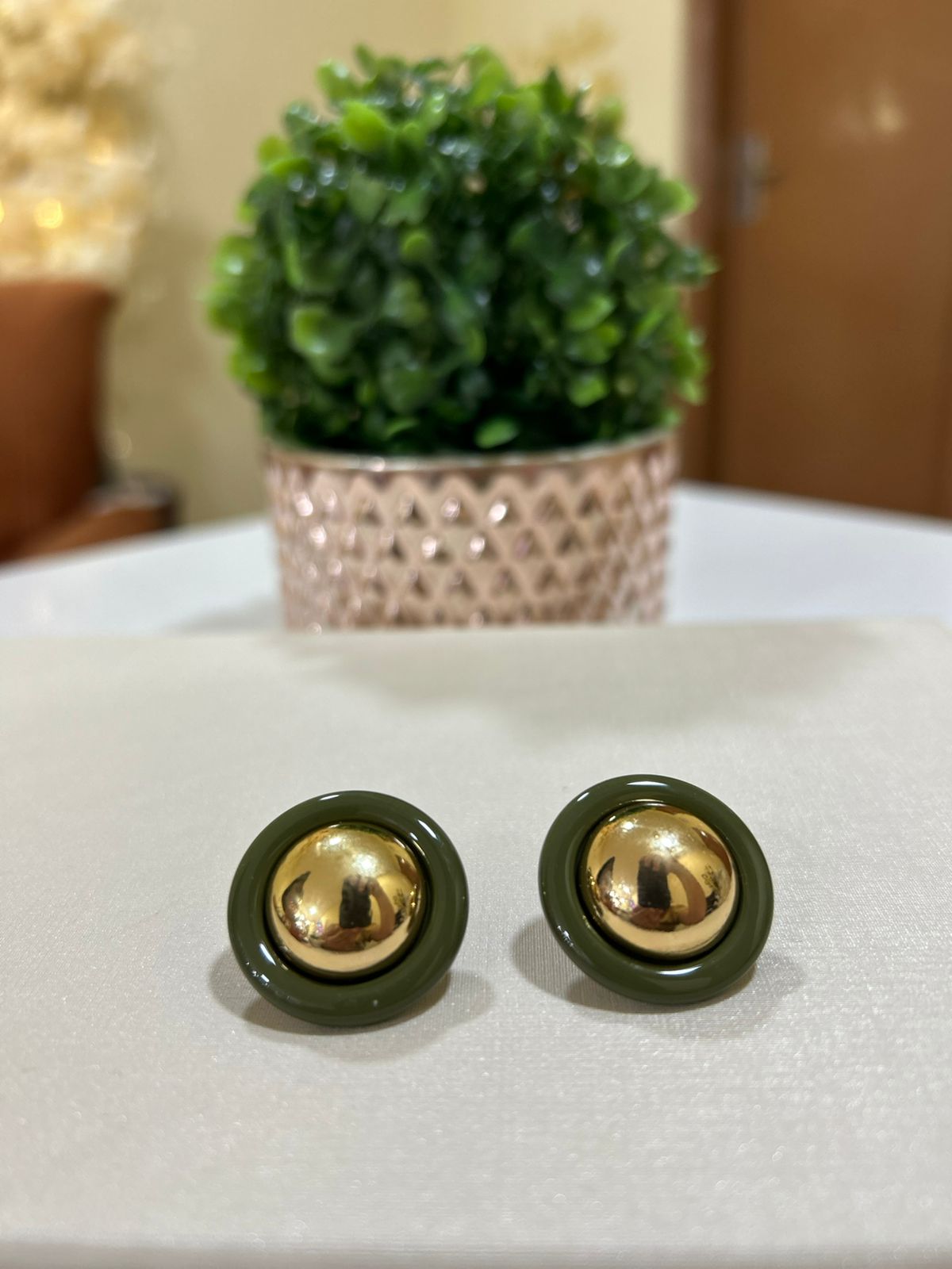 BRINCO BOTÃO VERDE MILITAR BANHADO A OURO 18K - Imagem 3