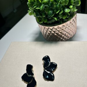 BRINCO MEIA ASA PRETA ESMALTADO BANHADO A OURO 18K