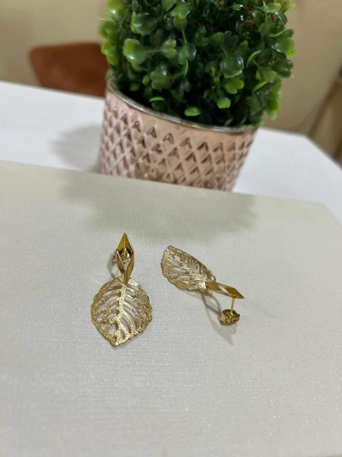 BRINCO FOLHA VAZADO BANHADO A OURO 18K - Imagem 2