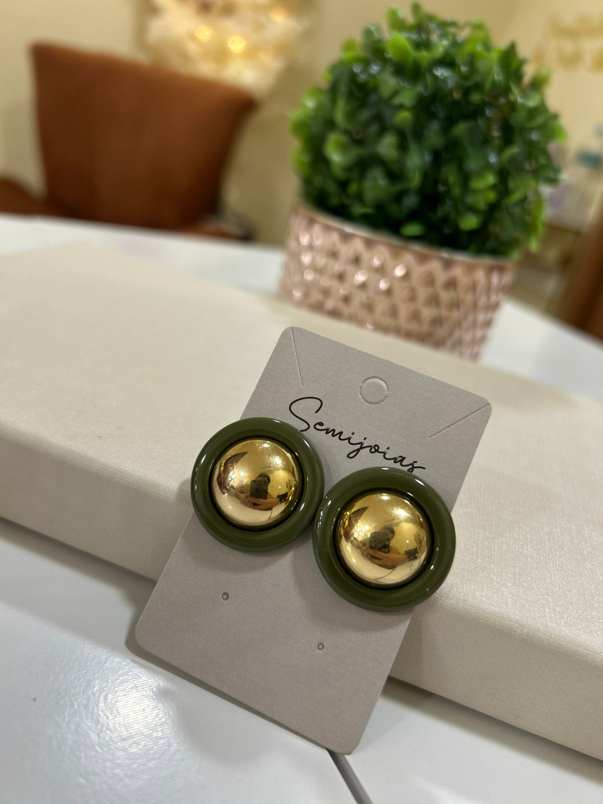 BRINCO BOTÃO VERDE MILITAR BANHADO A OURO 18K