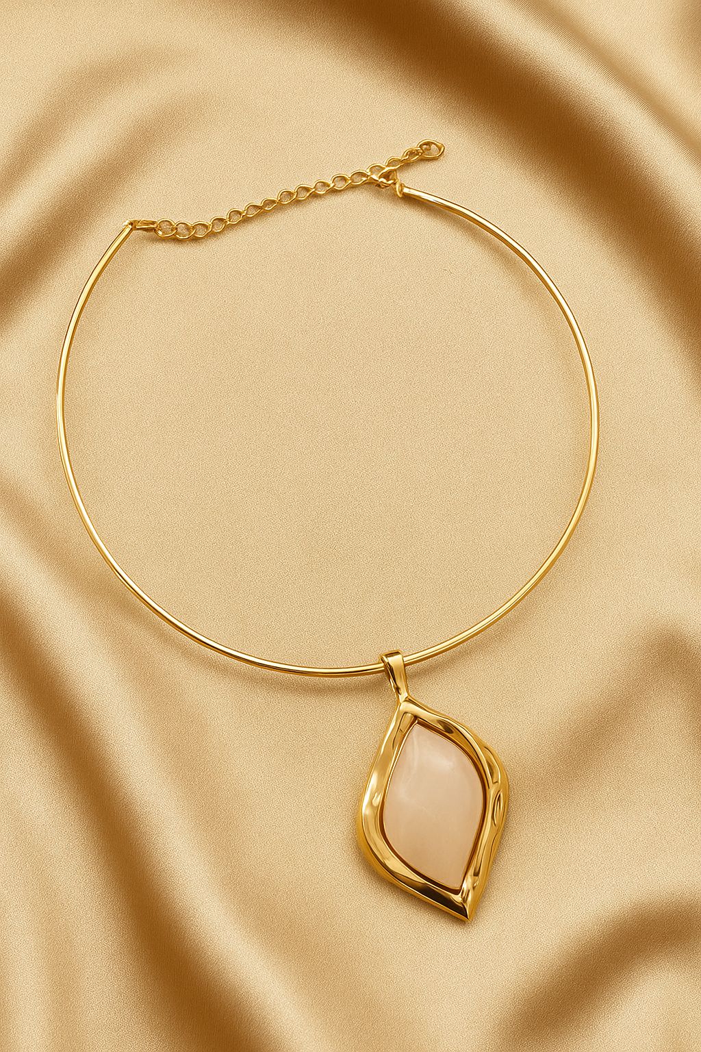 CHOKER COLAR ARO FINO COM PINGENTE EM RESINA MÁRMORE OFF WHITE - Imagem 2