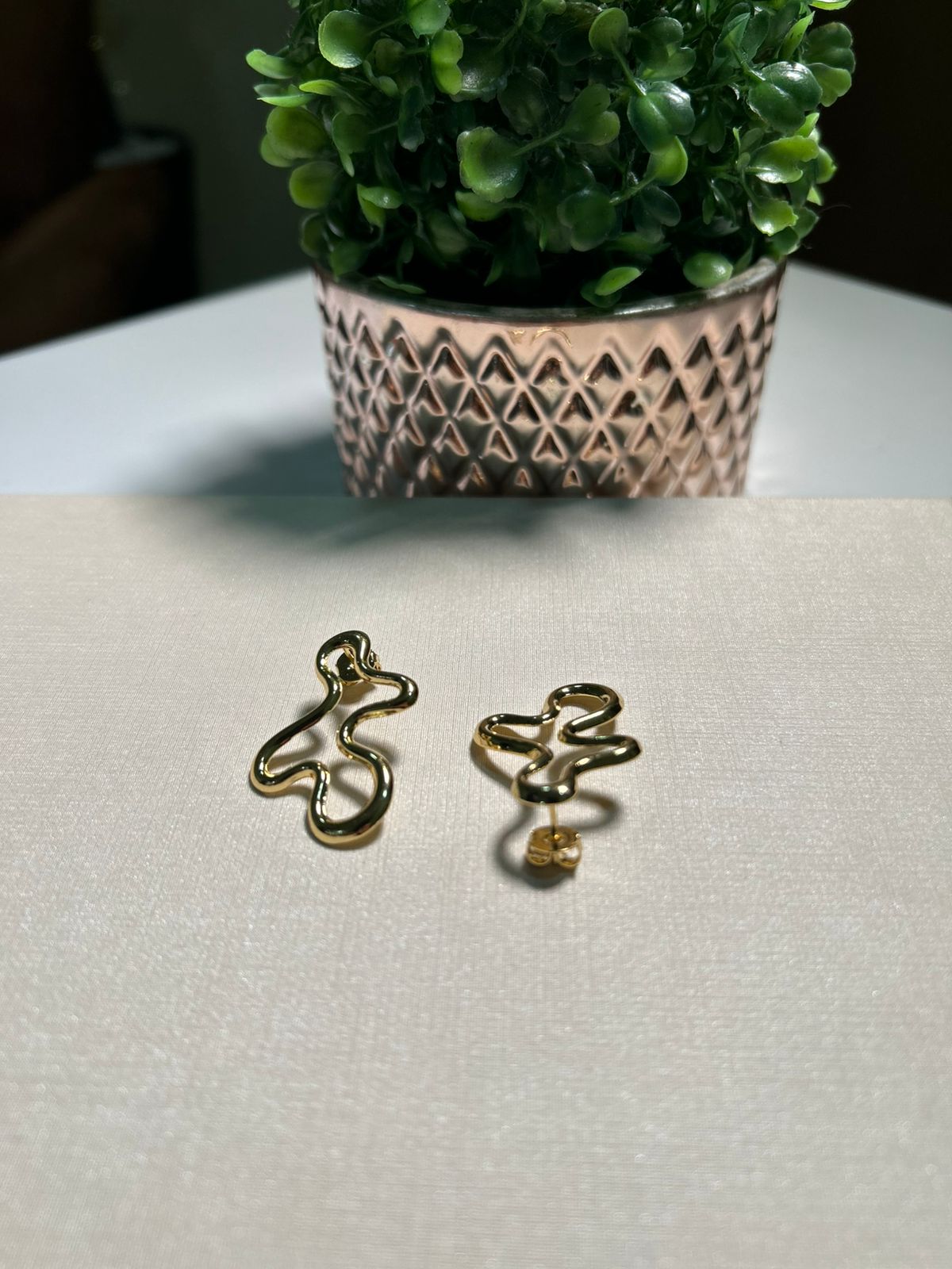 BRINCO ARTE MODERNA BANHADO A OURO 18K - Imagem 2