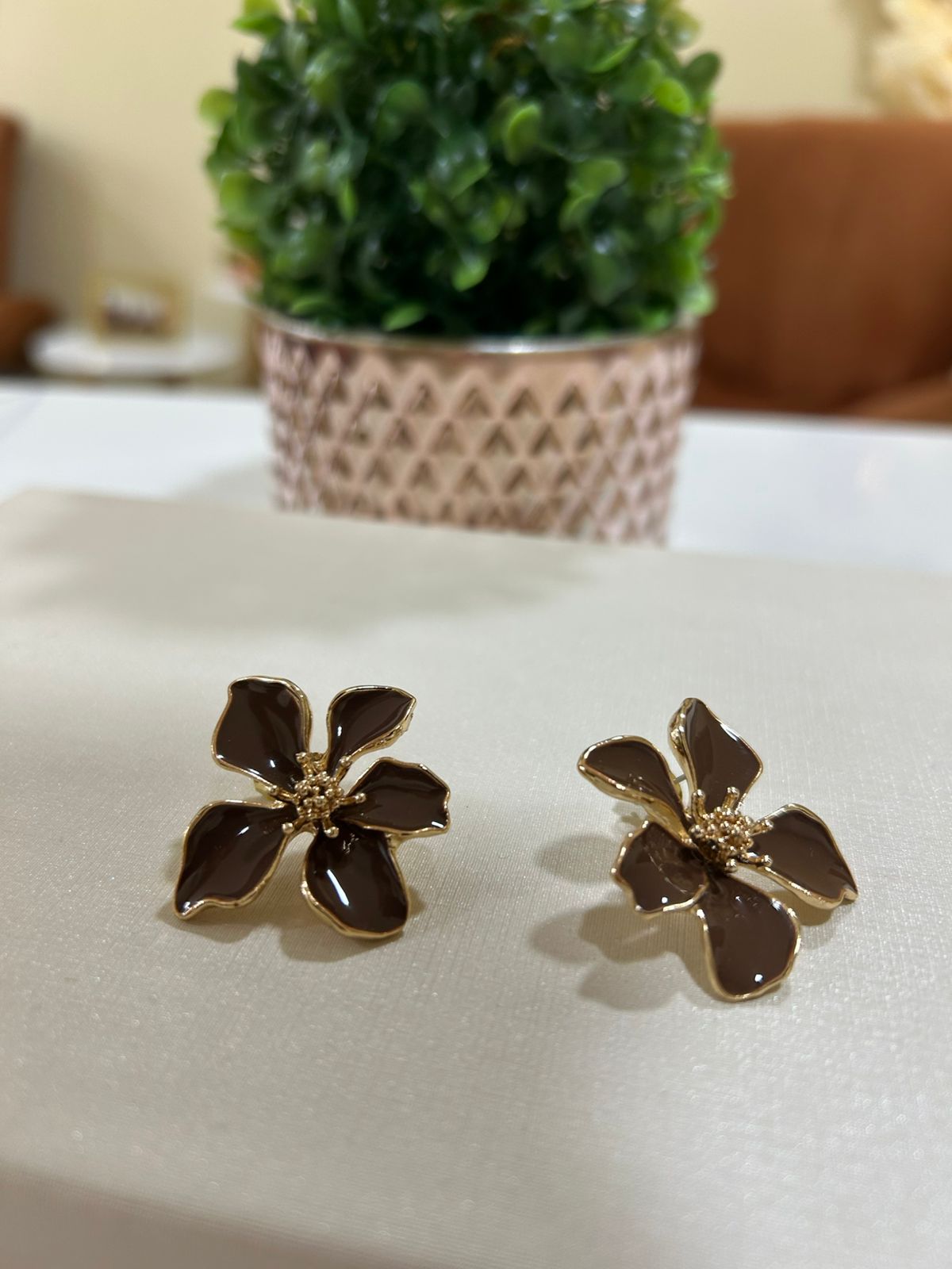 BRINCO DE FLOR MARROM BANHADO A OURO 18K - Imagem 2