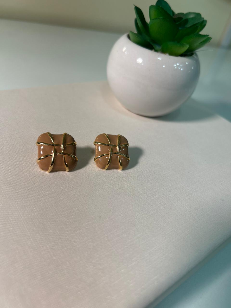 BRINCO QUADRADO MARROM GOLD