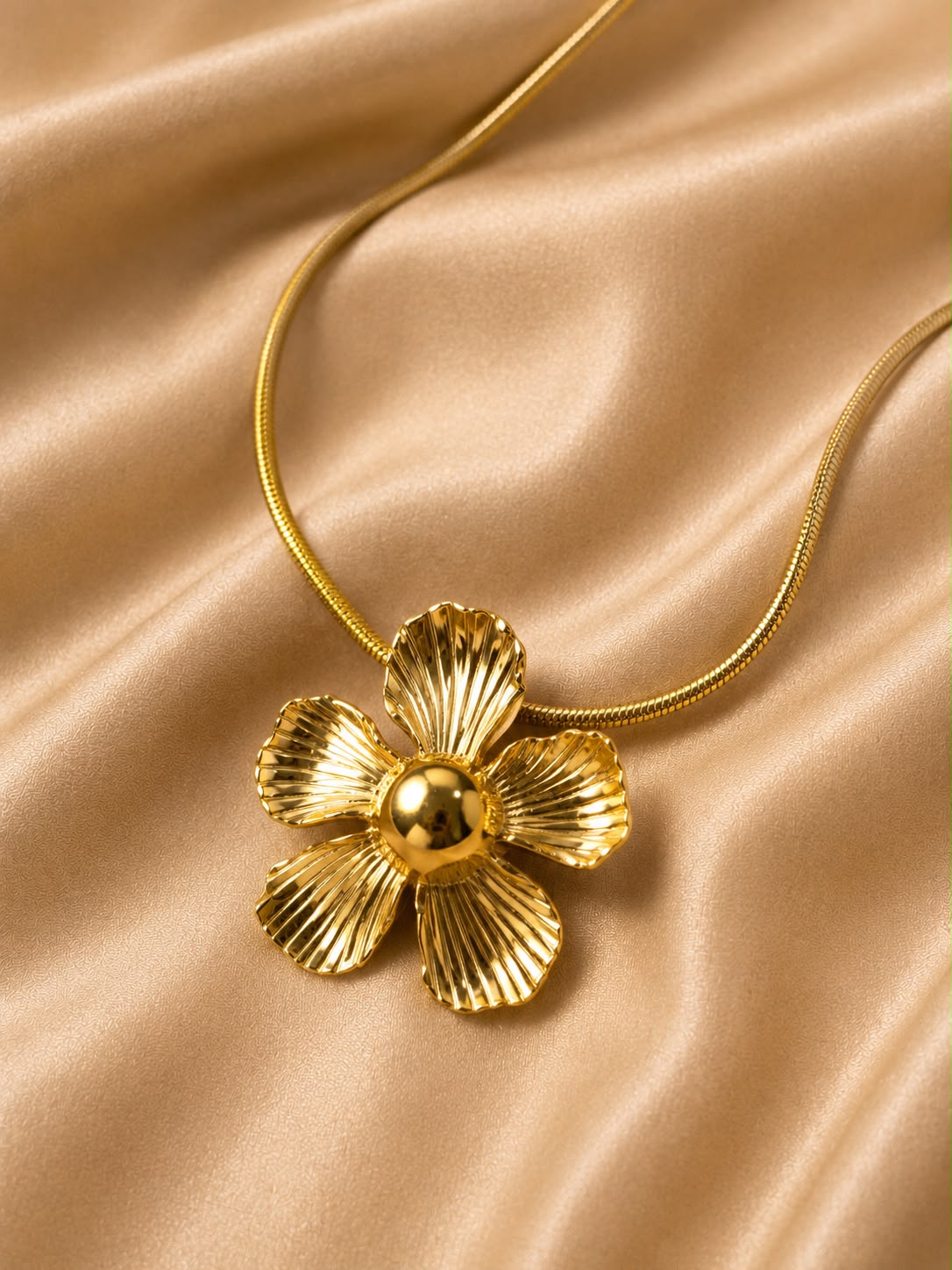 COLAR FLORAL – AÇO DOURADO