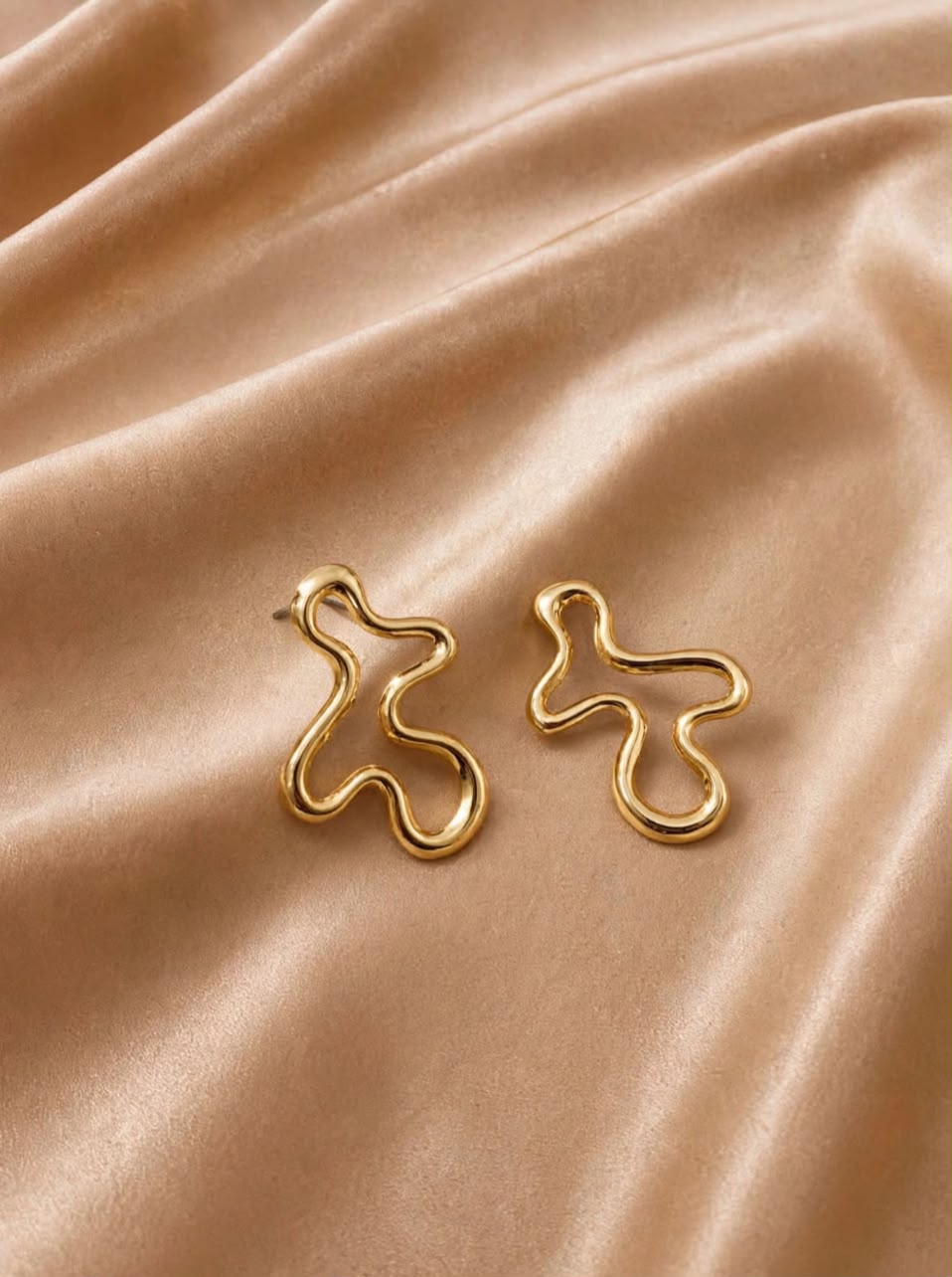 BRINCO ARTE MODERNA BANHADO A OURO 18K