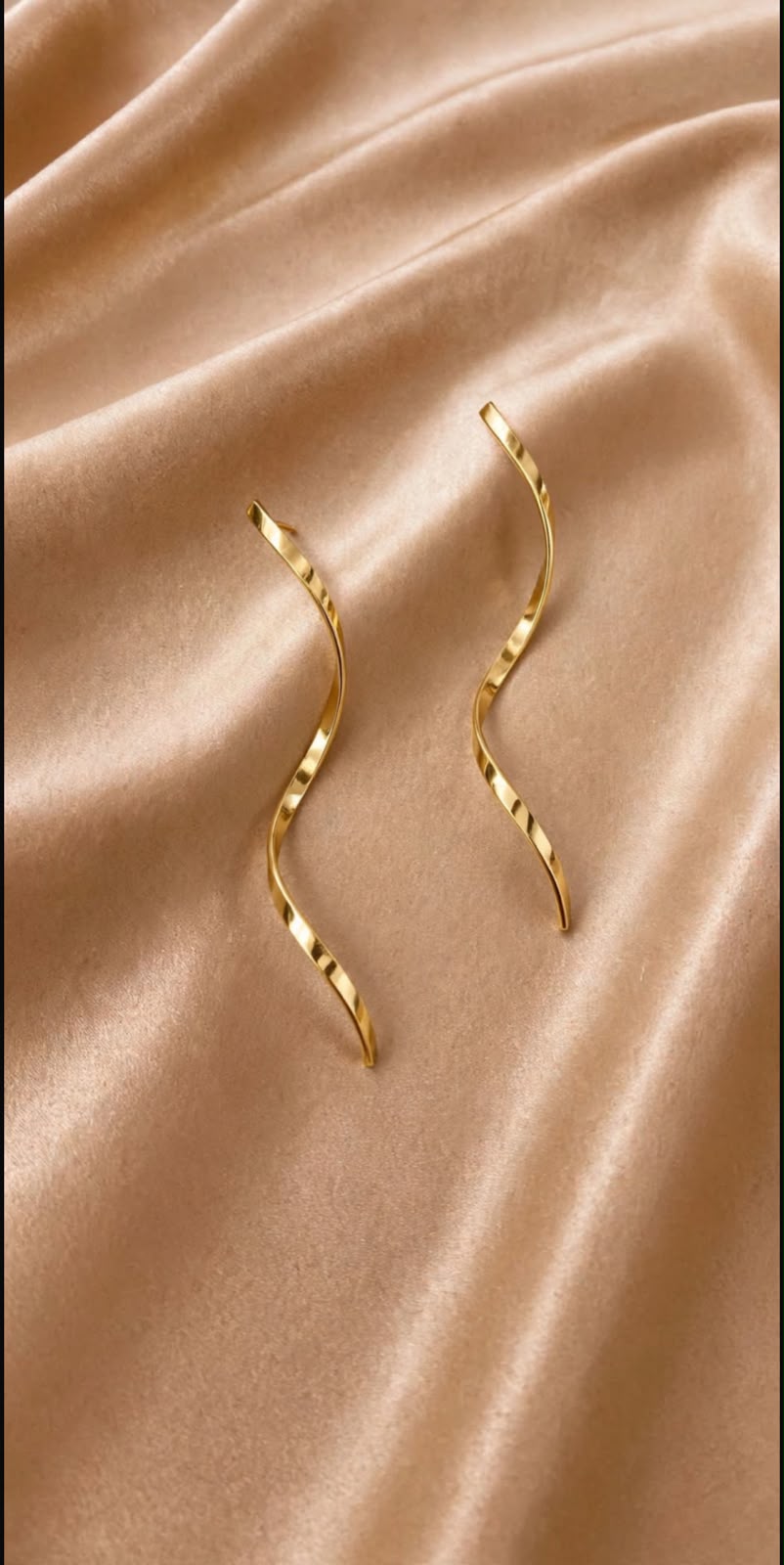 BRINCO LEVINHO TORCIDO BANHADO OURO 18K