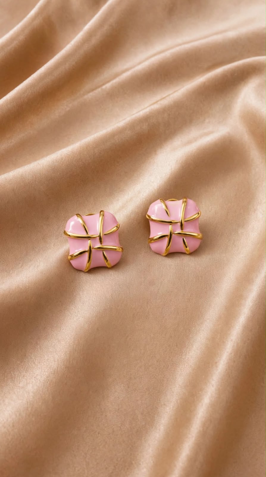 BRINCO ESMALTADO QUADRADO PINK GOLD