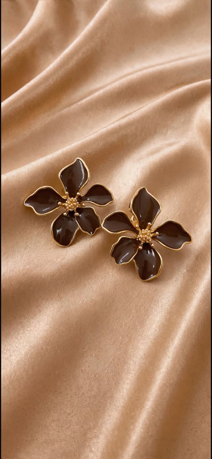 BRINCO DE FLOR MARROM BANHADO A OURO 18K