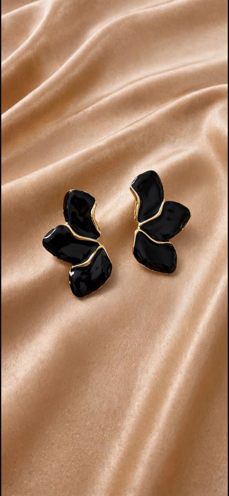 BRINCO MEIA ASA PRETA ESMALTADO BANHADO A OURO 18K