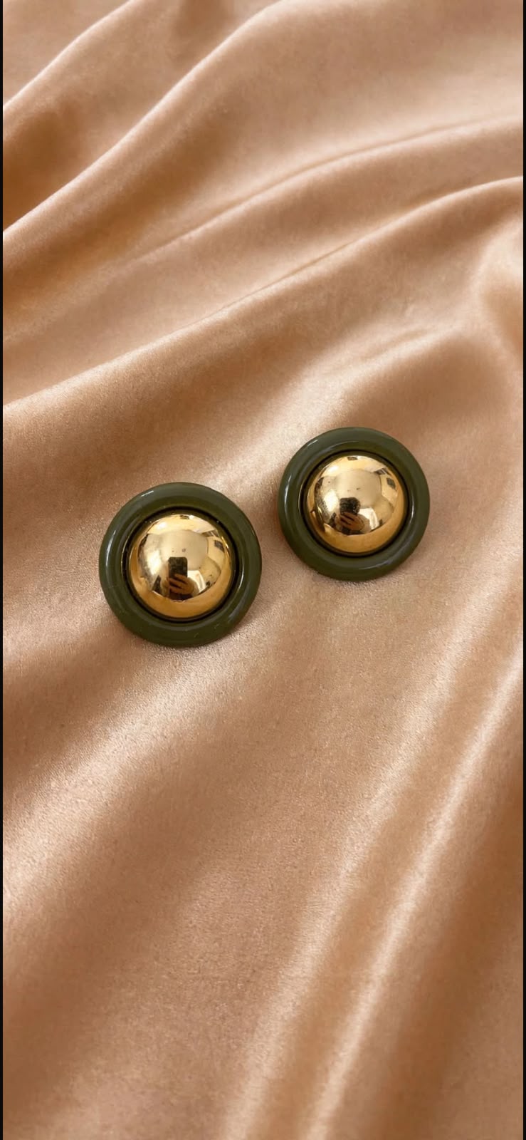 BRINCO BOTÃO VERDE MILITAR BANHADO A OURO 18K