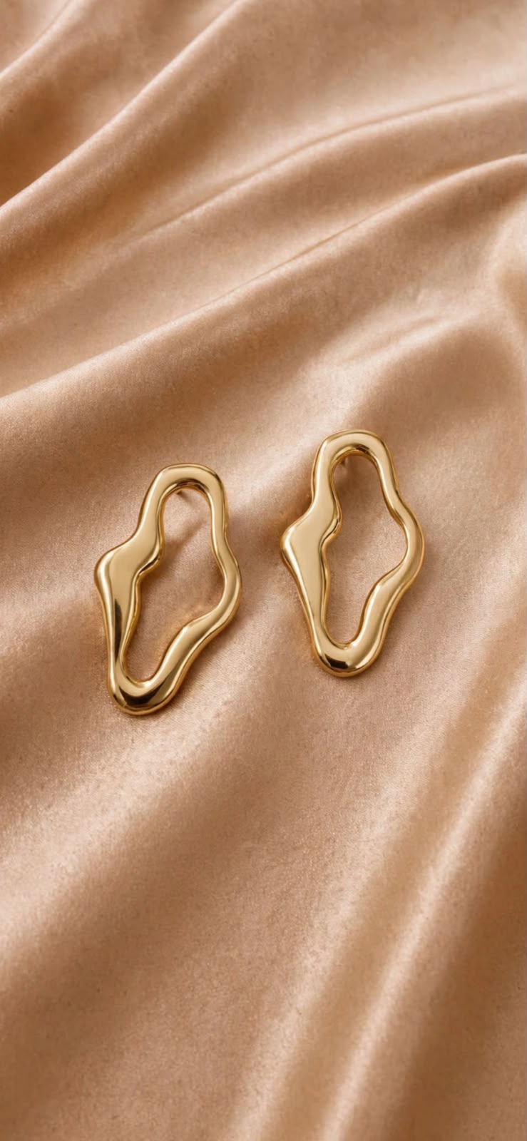 BRINCO ORGÂNICO VAZADO 18K