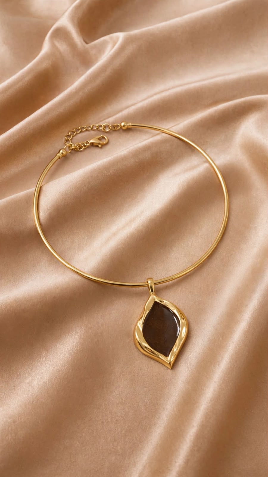 CHOKER COLAR ARO FINO COM PINGENTE EM RESINA MÁRMORE MARROM