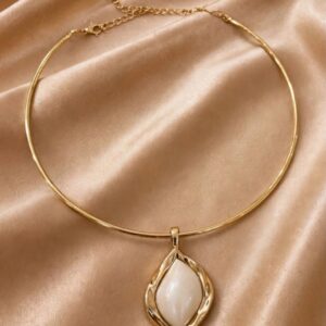 CHOKER COLAR ARO FINO COM PINGENTE EM RESINA MÁRMORE OFF WHITE