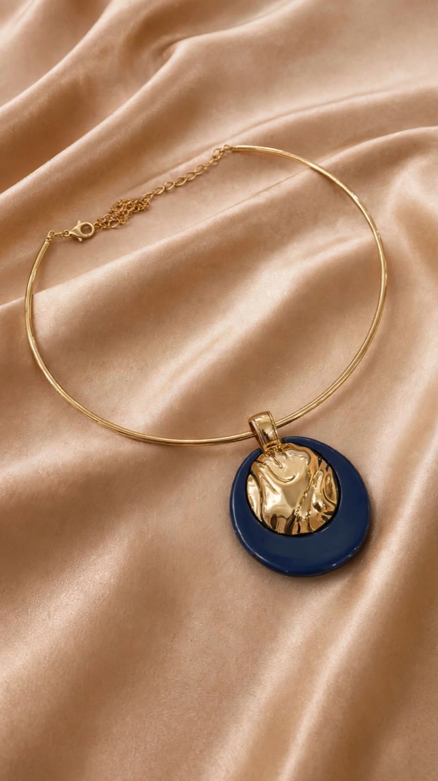 CHOKER DOURADA COM PINGENTE CIRCULAR AZUL