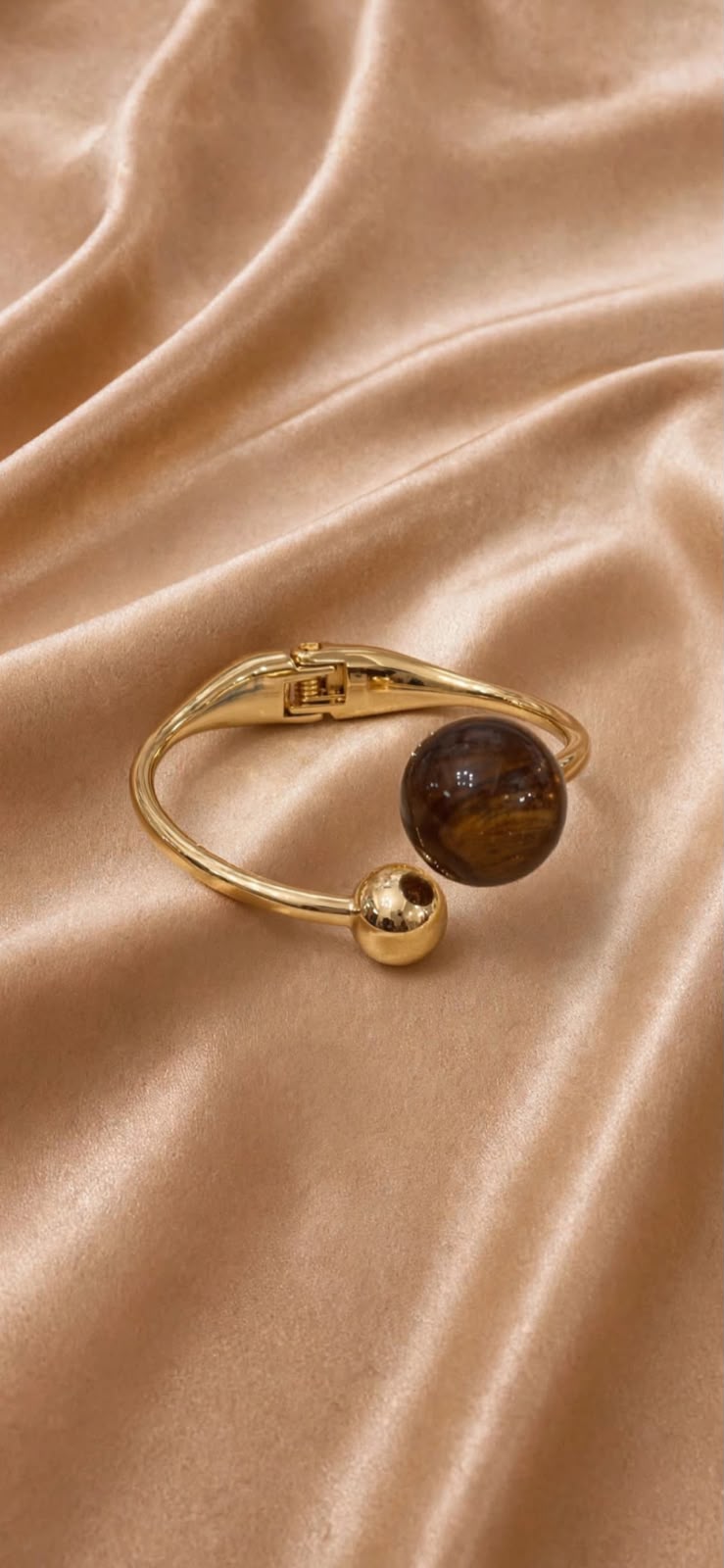 BRACELETE DOURADO COM ESFERA MARROM