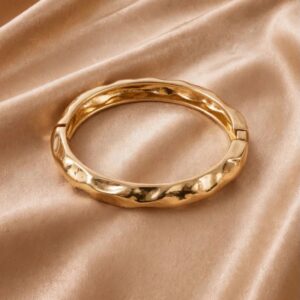 BRACELETE DOURADO MARTELADO VERNIZ ITALIANO