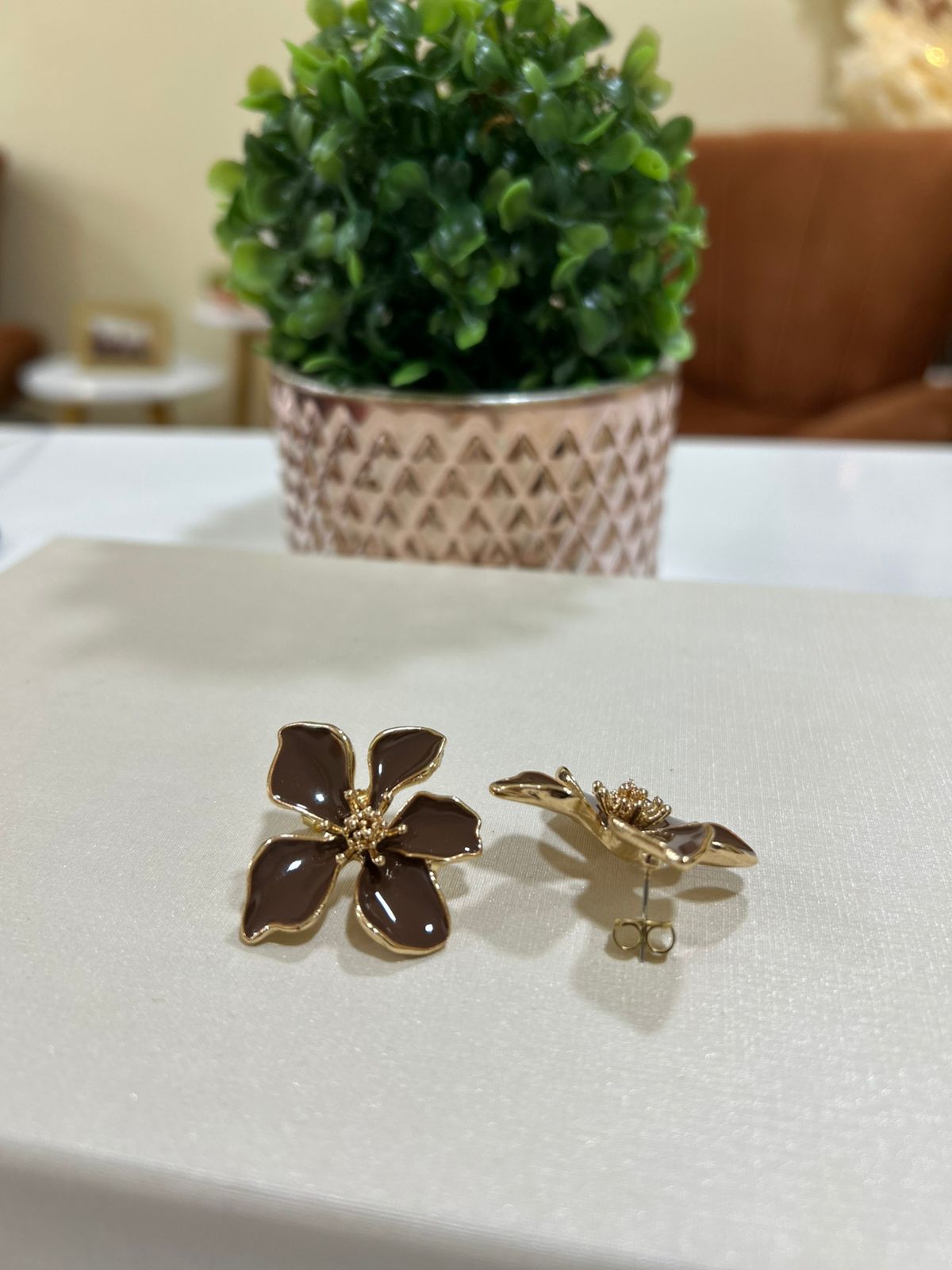 BRINCO DE FLOR MARROM BANHADO A OURO 18K - Imagem 3