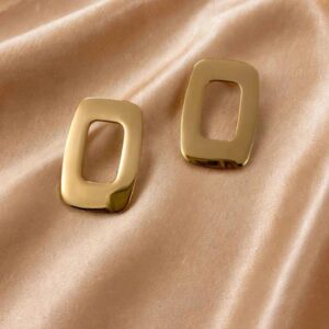 BRINCO RETANGULAR VAZADO DOURADO