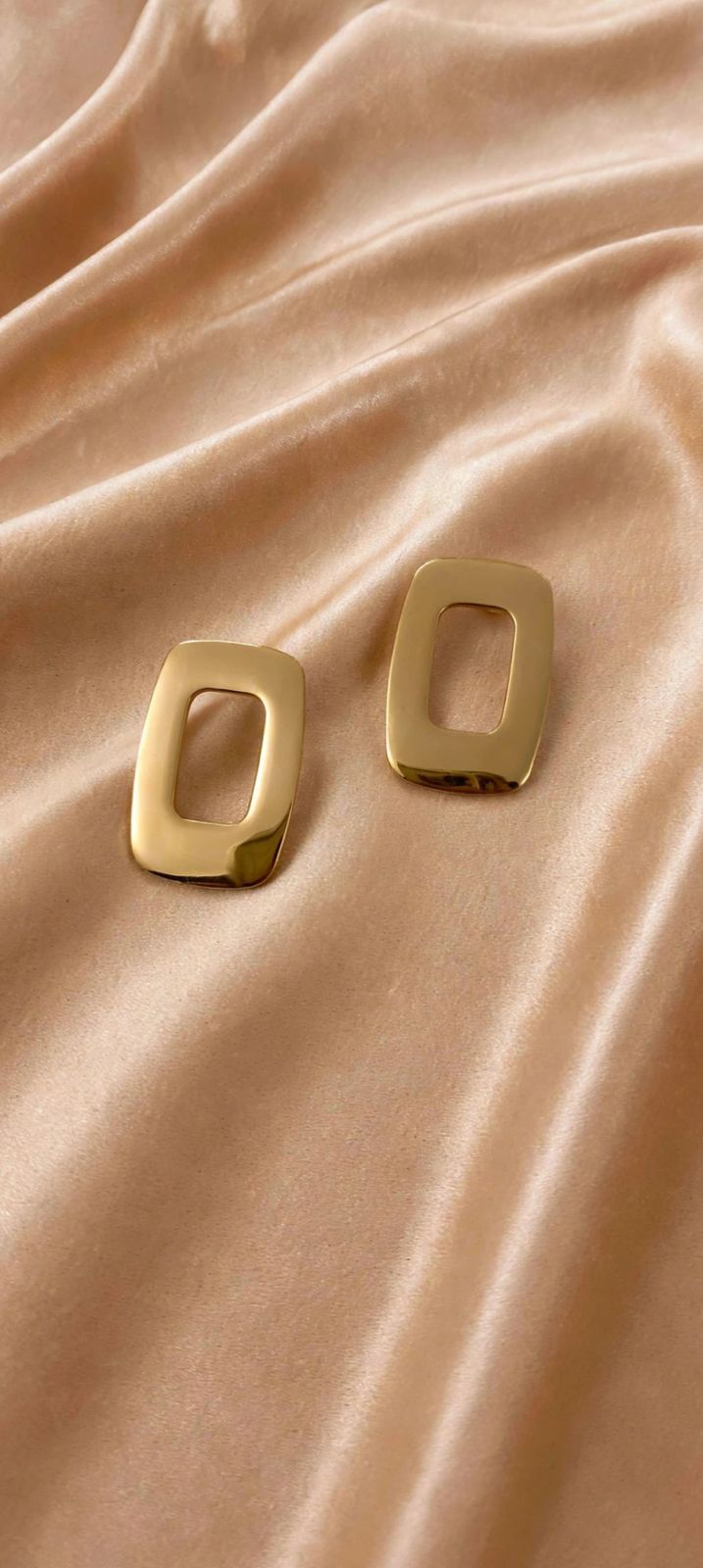 BRINCO RETANGULAR VAZADO DOURADO