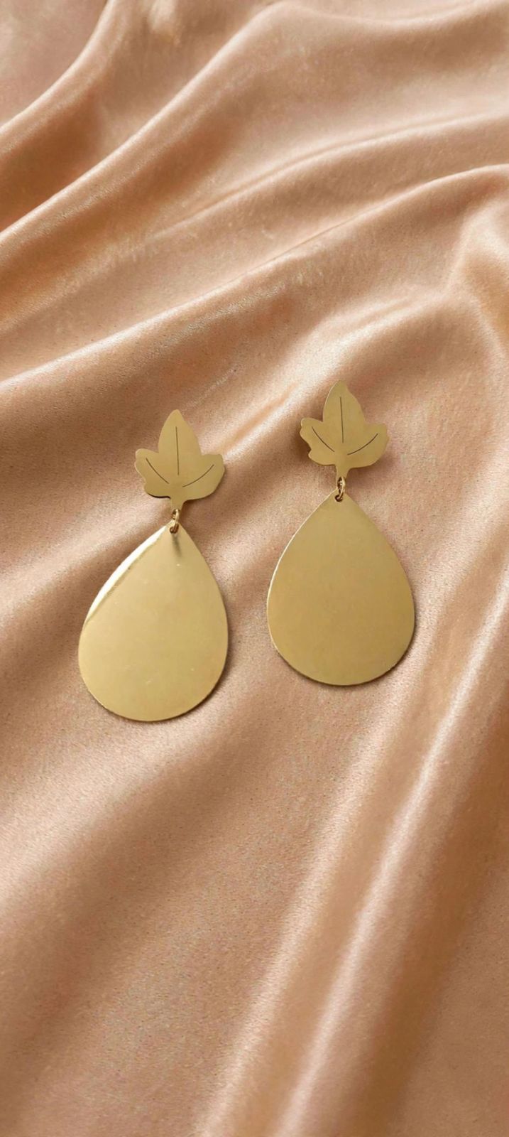 BRINCO FOLHA GOTA DOURADA