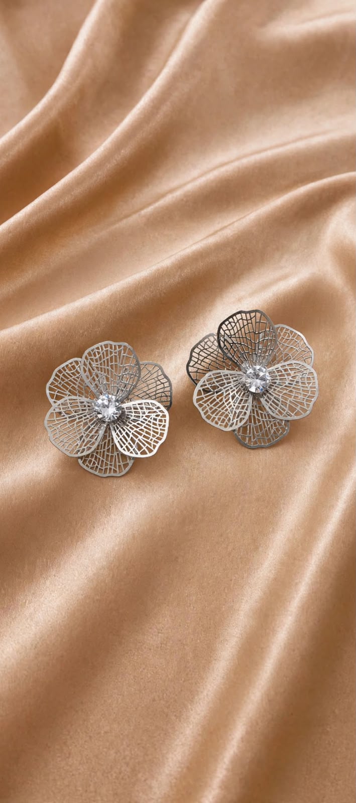 BRINCO FLOR PONTO DE LUZ PRATA