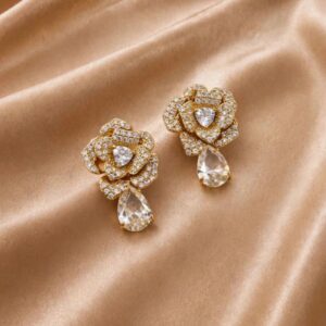 BRINCO FLOR CRAVEJADA COM GOTA DOURADA