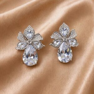 BRINCO FLOR CRAVEJADA COM GOTA PRATA