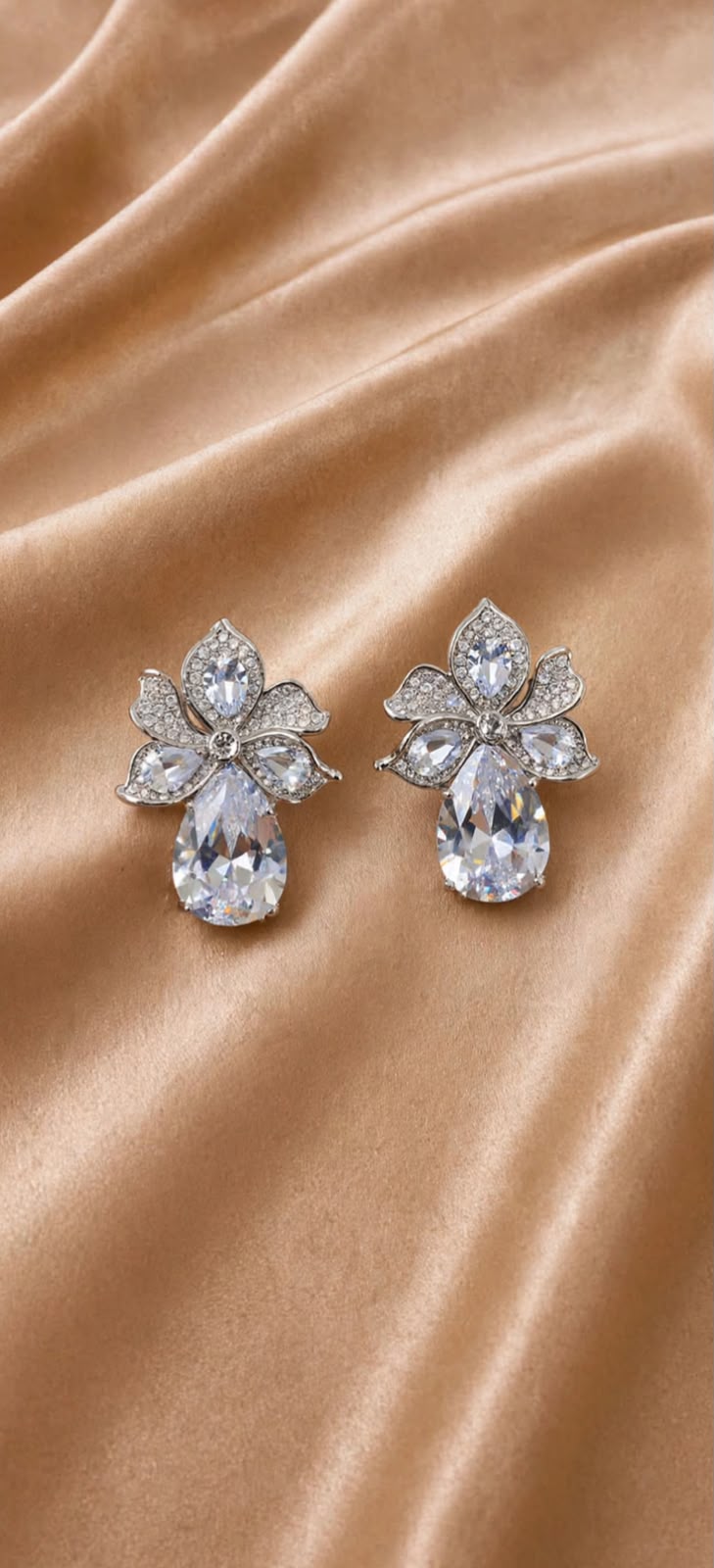 BRINCO FLOR CRAVEJADA COM GOTA PRATA