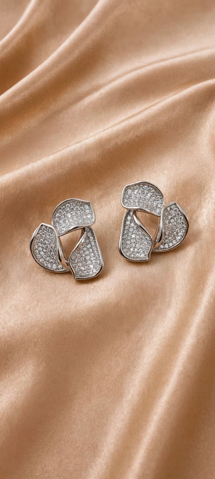 BRINCO FLOR DE CRISTAL PRATA