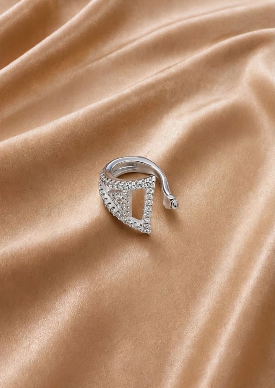 PIERCING FAKE TRIÂNGULO CRAVEJADO