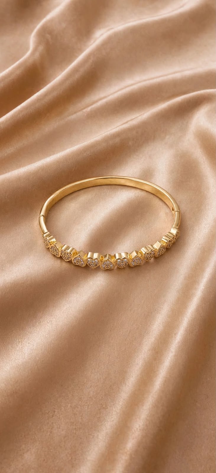 BRACELETE CORAÇÕES CRAVEJADOS